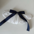 Barrette en dentelle avec nœud en jean et détails de coutures orange contrastées - Dentelle Blanche Nœud Bleu Foncé