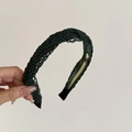 Vue détaillée du serre-tête tressé vert foncé montrant la texture et la doublure - Vert