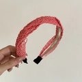 Gros plan du serre-tête tressé rose corail montrant la texture maille tissée main - Rose Rouge