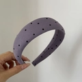 Eleganter gepolsterter Haarreif in Lavendel mit schwarzen Punkten für einen Volumeneffekt - Hellgrau Polka Dot