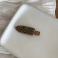 Vintage-Haarspange mit Leopardenmuster in Braun auf einem minimalistischen weißen Tablett - 1# Kaffeekante Leopard Nahtlose Haarklammer