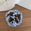 Dettaglio macro dello scrunchie a strati marrone e blu a pois su superficie in legno - 1# Pois Bianco Caffè Elastico Sottile
