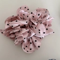 Elastico scrunchie in raso rosa a pois neri per code e capelli raccolti - Rosa a Pois