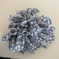 Elastico scrunchie blu navy con stampa a margherite per capelli e acconciature - Floreale Blu