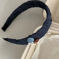 Dettaglio del cerchietto blu scuro con bottoni in tessuto e etichetta Hand Made - Cerchietto / Cerchietto Denim Blu Scuro con Bottoni
