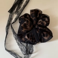 Elastico per capelli leopardato in mesh con nastri in pizzo per uno styling elegante - Scrunchie Leopardato Nastro Pizzo