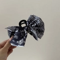 Dettaglio della grande pinza per capelli con fiocco a motivo paisley nero e bianco - Pinza per Capelli Fiocco Paisley Blu Marino Bianco