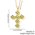 Goldene Kleeblatt-Kreuz-Halskette mit grünen Schmucksteinen und feiner Perlenkante - Hellgrüner Stein Goldene Basis (N01665-11)