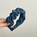 Cerchietto plissettato in denim blu scuro con fiocco in argento e strass per donna - Blu scuro