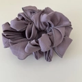 Dettaglio macro dell'elastico per capelli a petalo increspato in viola fumé - Viola