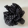 Detail einer französischen Haarspange aus Organza mit Polka Dots und plissierten Blumen - Bananenspange / Schwarz