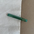 Detailaufnahme der smaragdgrünen Haarklammer mit goldenem France Handmade Schriftzug - Smaragdgrün