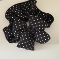 Schickes schwarz-weiß gepunktetes Haargummi mit großer Schleife für Damenhaar-Styles - Schwarzweiß Punktmuster Schleife Haargummi