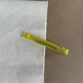 Detailansicht einer gelben durchsichtigen Haarklammer mit Handmade Gravur - Transparentes Gelb