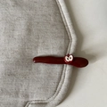 Detailopname van een donkerrode haarspeld met schattig appelaccent op beige linnen - Gesneden Appel Stijl / Wijnrood (Gesneden Appel)