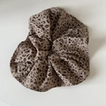 Vista macro dell'elastico per capelli leopardato in morbido chiffon elasticizzato - Scrunchie Leopardato / Tè al Latte Leopardato (2#)