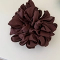 Elastico per capelli marrone plissettato oversize con bordi in tessuto arricciato - Marrone
