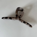 Vista dall'alto della grande clip per capelli a macchia di leopardo grigio-nero - Anello Incrociato Tartarugato Grigio Nero (5#)