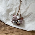 Support de lunettes mignon chien en peluche marron avec tenue en tissu à carreaux - Style Lapin au Chapeau Blanc (12#)