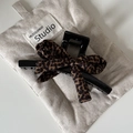 Vintage leopard print bow claw clip for thick hair displayed on quilted fabric bag - Leopard Print Bow Style (5886302224092)