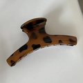 Dettaglio di un grande fermaglio per capelli leopardato con finitura ambra tartarugata - Tartarugato Ambra (2#)