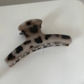 Dettaglio macro della grande pinza per capelli con stampa leopardata e finitura lucida - Tartarugato Leopardato Arco Lungo (1#)