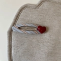 Dettaglio molletta per capelli a righe blu con cuore rosso 3D su sfondo di lino - Blu Ovale Cuore