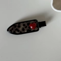 Vintage Franse haarspeld met luipaardprint en rood hartje op een witte achtergrond - Grijze Luipaard Spoorloze Clip Hart