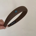 Vue détaillée du serre-tête rembourré marron foncé avec écusson Smile Happy élégant - Kaki