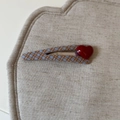 Fermaglio per capelli a quadretti blu e marroni con cuore rosso 3D su fondo beige - Blu Caffè a Strisce Triangolo Cuore