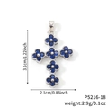 Silberne Kleeblatt-Kreuz-Halskette mit blauen Zirkonia-Steinen auf weißem Hintergrund - Dunkelblauer Blütencluster Silberne Basis (P5216-18)