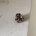 Vista macro de pinza para el pelo con estampado de leopardo en tela con textura - Pinza de Pelo de Leopardo Pequeña