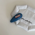 Détail d'une pince à cheveux bleue avec un ornement en 3D rouge et blanc en forme de min - Pince Goutte d'Eau Bleue (2# Pince Goutte d'Eau Bleue min Lettres)