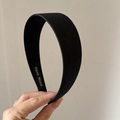 Detailaufnahme des schwarzen handgefertigten Schwammstirnbands mit weichem Stoffetikett - 5# Schwarzer Haarreif