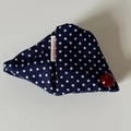Détail d'une pochette triangle en tissu à pois bleu marine avec un bouton rouge - Pince Triangle en Jean à Pois
