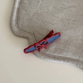 Détail de la barrette rouge ondulée avec tissu denim bleu et petit nœud décoratif - Pince À Bec De Canard Ovale En Denim À Bordure Rouge N° 4
