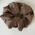 Detailansicht der braunen Twill-Stoffstruktur auf einem flauschigen Vintage-Haargummi - 1# Khaki Haargummi