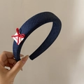 Détail d'un serre-tête en denim bleu marine avec nœud rouge et étiquette faite main - Serre-tête en Jean Uni