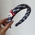 Détail du serre-tête rembourré à carreaux avec petit nœud rouge et étiquette faite main - Serre-tête en Jean à Carreaux