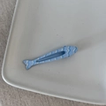 Dettaglio di un fermaglio per capelli a forma di pesce azzurro con motivi a onde bianche - 6# Fermaglio Pesce Trama Blu