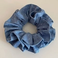 Vista dettagliata del tessuto denim celeste a pois e della trama pieghettata dell'elastico - Grande / Azzurro