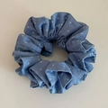 Dettaglio ravvicinato di un elastico per capelli in denim blu a pois con pieghe naturali - Piccolo / Azzurro