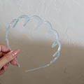 Primer plano de diadema ondulada azul claro transparente con dientes antideslizantes para pelo - Azul Con Dientes