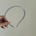 Detalle de una diadema transparente con dientes antideslizantes para un agarre seguro - Gris de Borde Delgado
