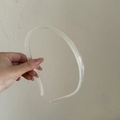 Gros plan détaillé montrant les dents antidérapantes d'un serre-tête transparent - Blanc Cassé Bord Mince