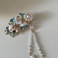 Détail de la pince à cheveux papillon en émail avec pompons en perles et motifs floraux - 4# Feuille Blanche Pendentif Perle Artificielle