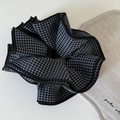 Elastico per capelli oversize a scacchi blu scuro con doppie balze su sfondo bianco - Bianco Plaid Grande