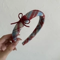 Detail van blauwe en rode geruite haarband met rode strik en hartvormige hanger - Rode Ruit Strik Hart Hoofdband
