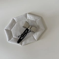 Pince à cheveux nœud minimaliste noir et blanc avec détails cousus main sur support blanc - Pince à Cheveux Nœud Blanc