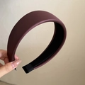 Dettaglio del cerchietto in ecopelle rosso vino con fodera nera antiscivolo e design imbottito - Rosso Mattone